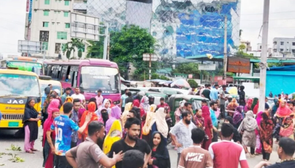 কুড়িলে পোশাক শ্রমিকদের সড়ক অবরোধ, যান চলাচল বন্ধ