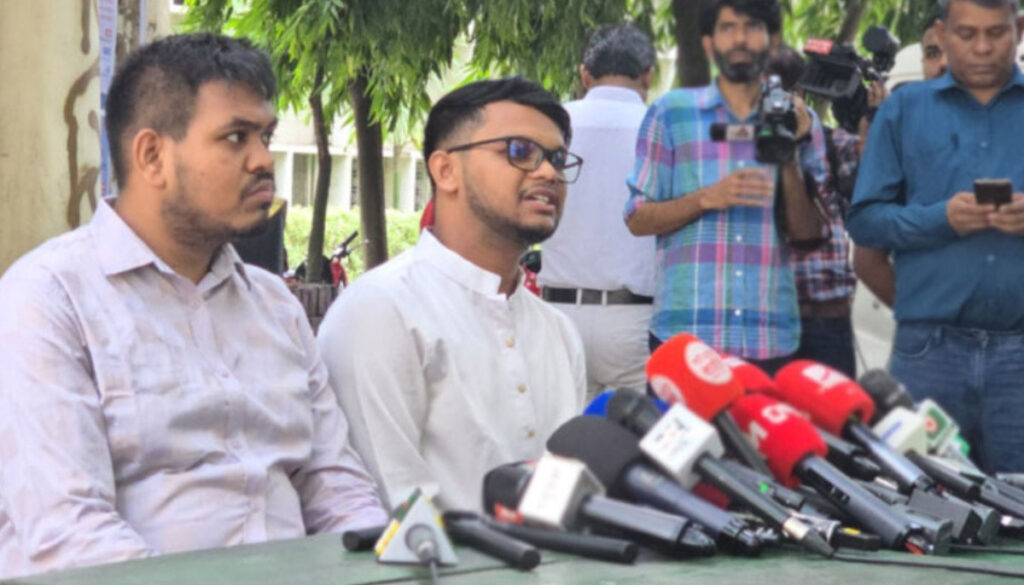 বাকেরকে সমর্থন দিয়ে ডাকসু নির্বাচন থেকে সরে দাঁড়ালেন মাহিন