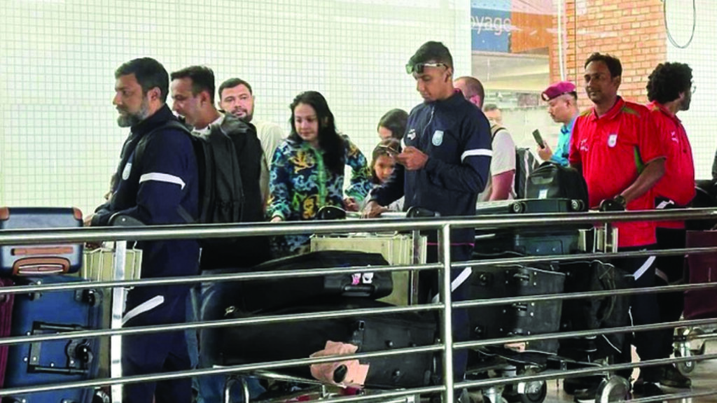 বিশেষ ফ্লাইটে দেশে ফিরলেন ফুটবলাররা