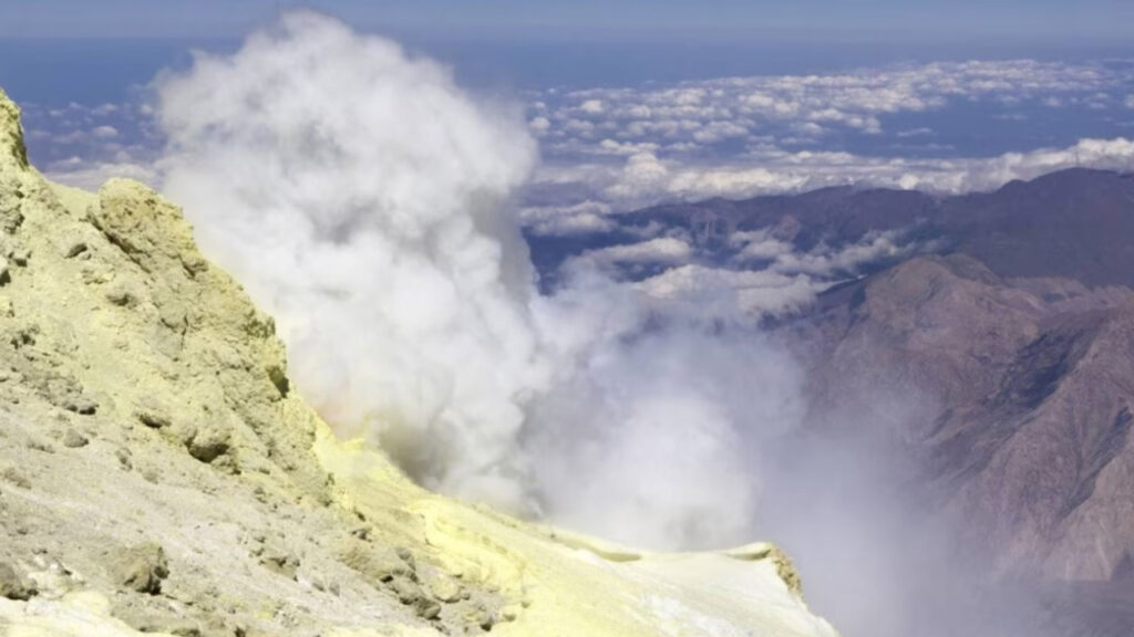 ইরানের এক আগ্নেয়গিরি জেগে উঠছে ৭ লাখ বছর পর