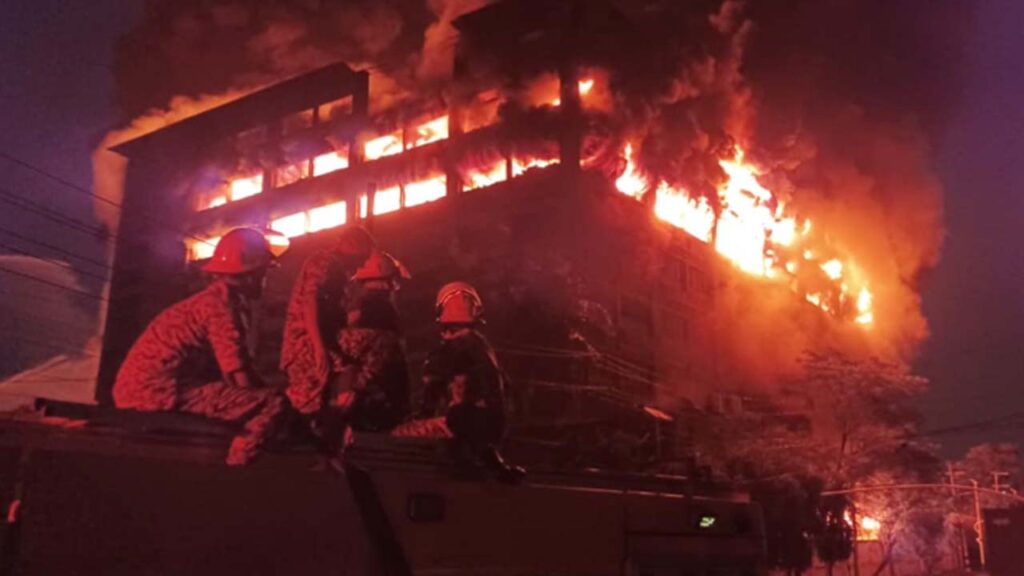 নিয়ন্ত্রণে আসেনি সিইপিজেডের আগুন, ঝুঁকিতে পড়েছে আশপাশের ভবনও