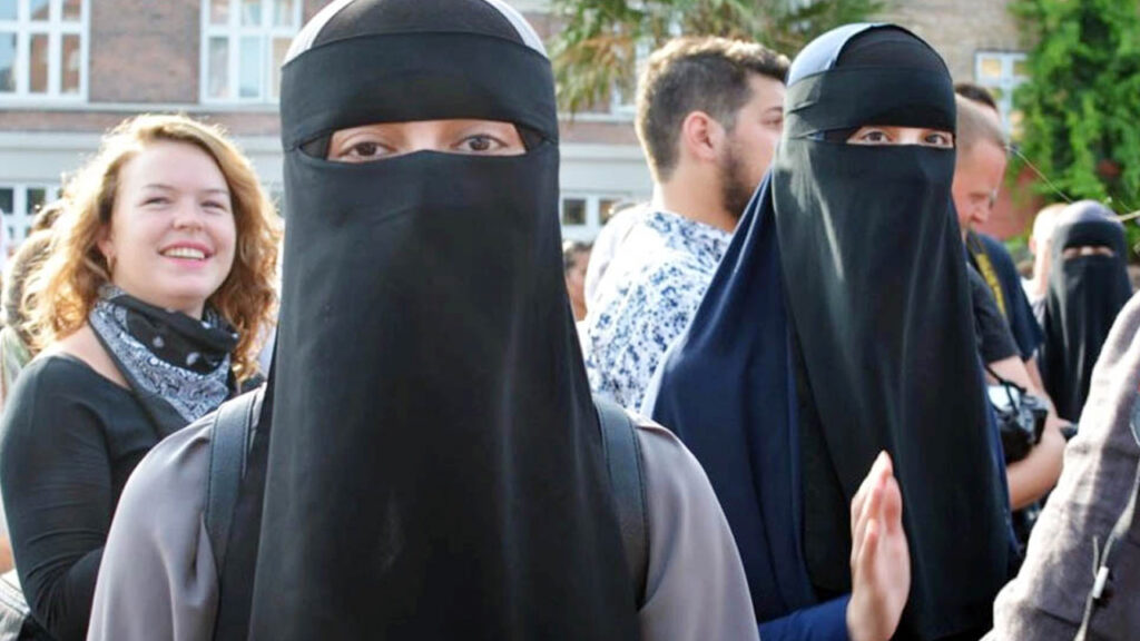 প্রকাশ্যে বোরকা ও নিকাব নিষিদ্ধ হতে যাচ্ছে ইতালিতে