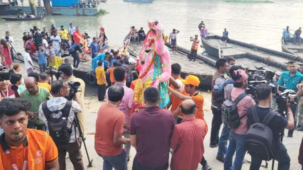 শেষ হলো শারদীয় দুর্গোৎসব, চোখের জলে প্রতিমা বিসর্জন