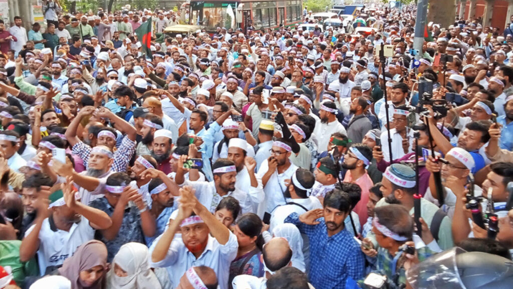 ব্যারিকেড ভেঙে এমপিওভুক্ত শিক্ষকদের শাহবাগ অবরোধ, যানচলাচল বন্ধ
