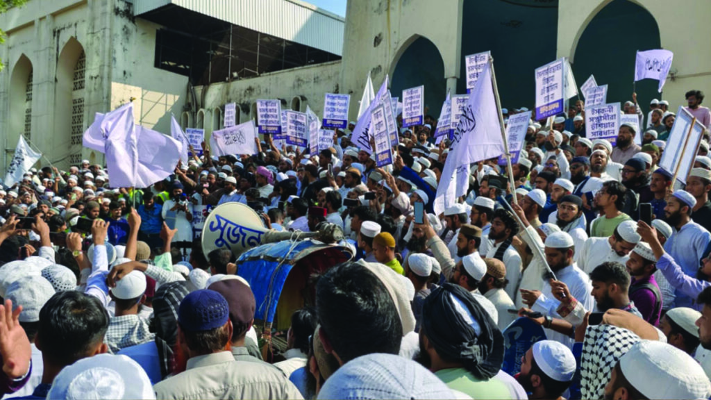 ইসকন নিষিদ্ধসহ ৬ দফা দাবিতে বায়তুল মোকাররমে বিক্ষোভ