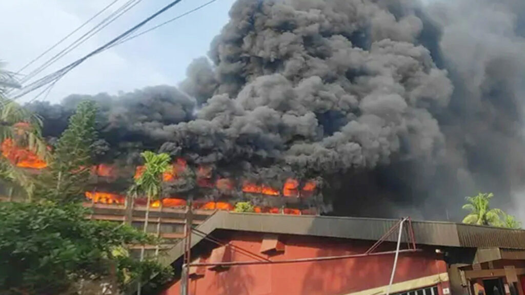 চট্টগ্রাম ইপিজেডে ভয়াবহ আগুন, নিয়ন্ত্রণ কাজে ১৫ ইউনিট