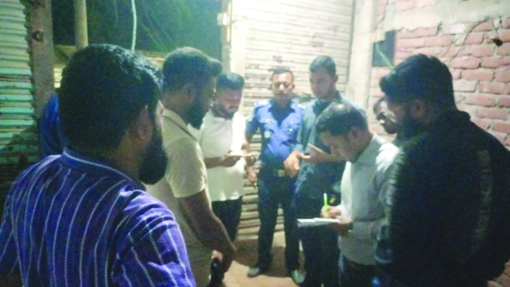 পাটগ্রামে অবৈধভাবে মজুদকৃত ৯০৮০ বস্তা সার জব্দ, ৮ ব্যবসায়ীকে জরিমানা