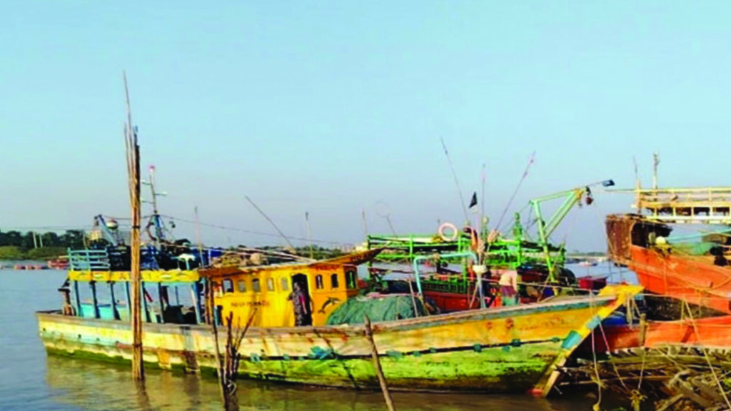 বঙ্গোপসাগরে ভারতীয় ফিশিং ট্রলার আটক, ৯ জেলে কারাগারে