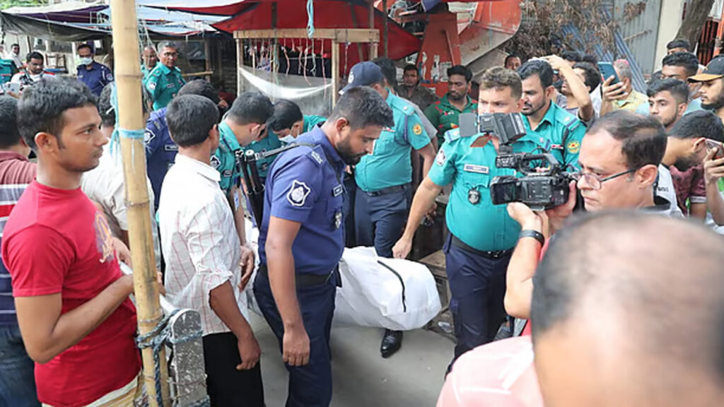 মেট্রোরেলের পিলারের বিয়ারিং প্যাড খুলে পড়ে পথচারী নিহত