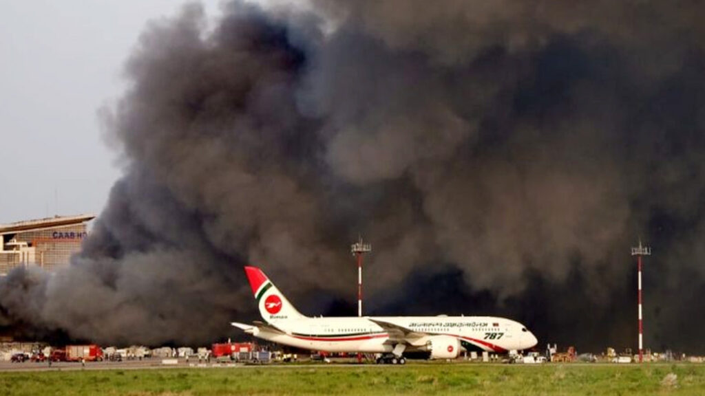 সরিয়ে নেওয়া হচ্ছে উড্ডয়নের অপেক্ষায় থাকা বিমানগুলো