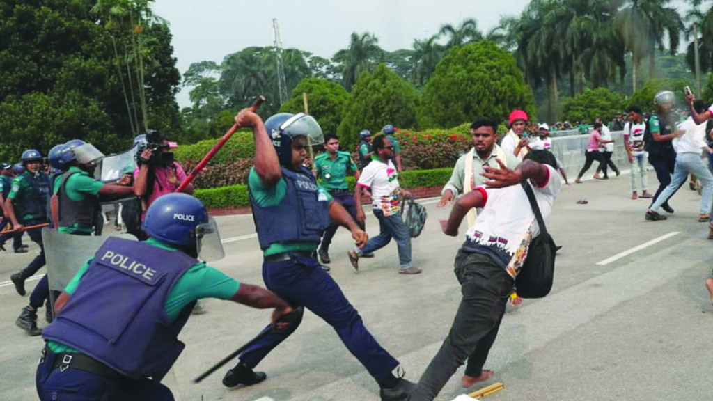 ‘জুলাই যোদ্ধা’দের সঙ্গে পুলিশের ধাওয়া-পাল্টাধাওয়া
