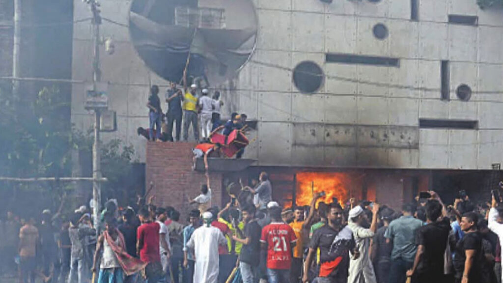 আ.লীগের কেন্দ্রীয় কার্যালয়ে আগুন