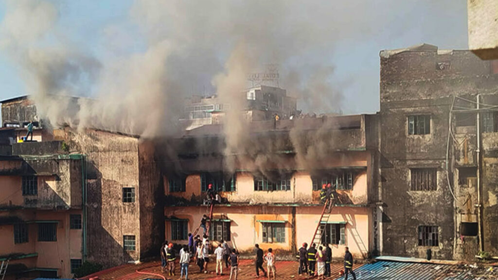 চট্টগ্রামে কম্বলের গুদামে আগুন, নিয়ন্ত্রণে ৭ ইউনিট