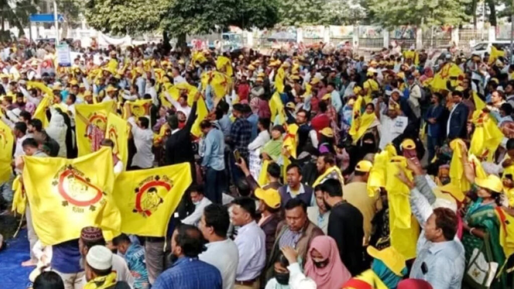 শহীদ মিনারে স্বাস্থ্য সহকারীদের অবস্থান, বন্ধ টিকাদান