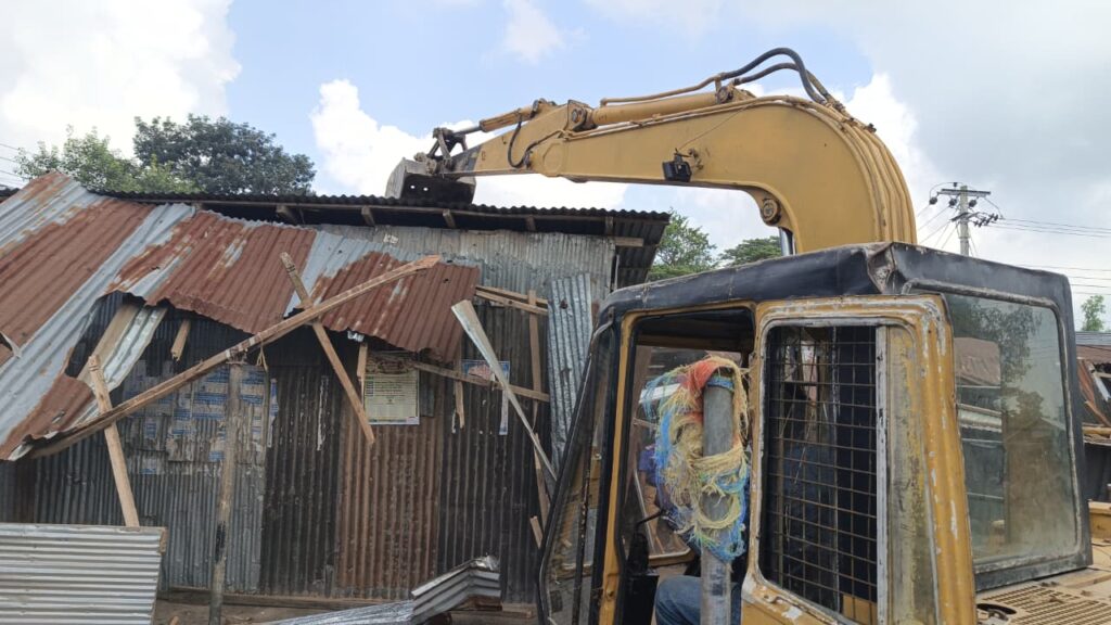 অবৈধ স্থাপনা উচ্ছেদ করল হাতীবান্ধা উপজেলা প্রশাসন