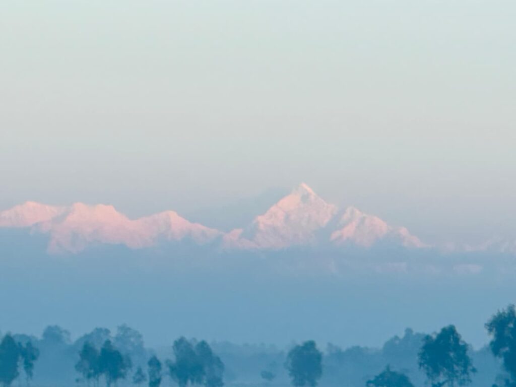 তিস্তা ব্যারেজ থেকে দেখা যাচ্ছে কাঞ্চনজঙ্ঘা