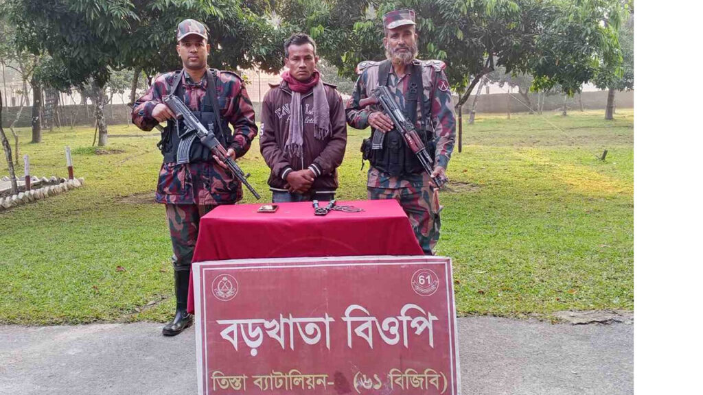 হাতীবান্ধায় সীমান্তের কাঁটাতারের বেড়া কাটার সময় চোরাকারবারী আটক