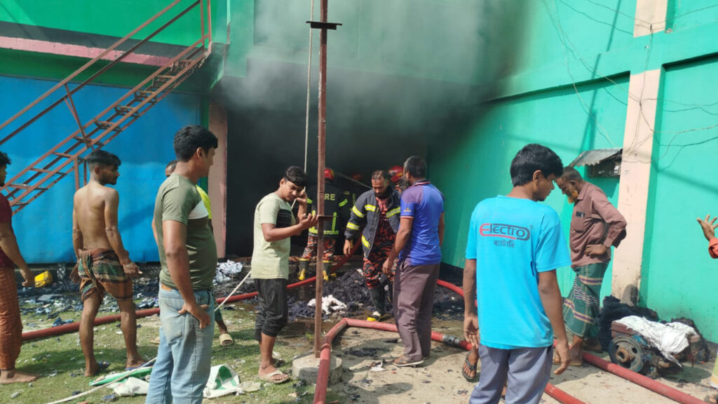 কালীগঞ্জে তুলার গুদামে আগুন, ২০ লাখ টাকার ক্ষয়ক্ষতি