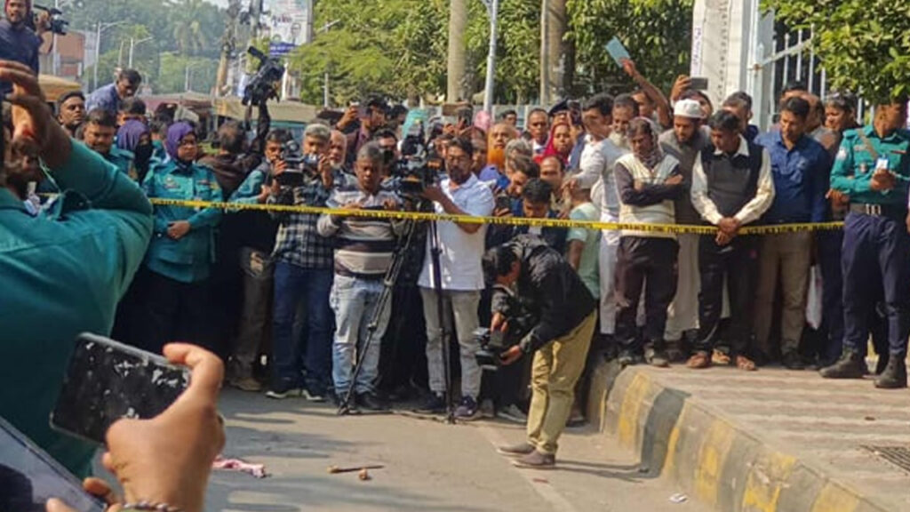 খুলনায় আদালতের সামনে কুপিয়ে ও গুলি করে ২ জনকে হত্যা