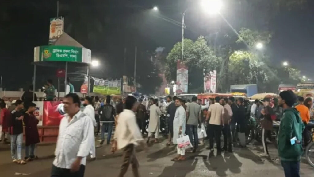 ঢাকা কলেজের ঝুঁকিপূর্ণ হল সংস্কারের দাবিতে নিউমার্কেট এলাকায় সড়ক অবরোধ