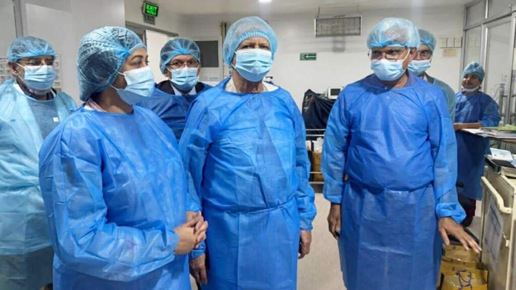 খালেদা জিয়ার স্বাস্থ্যের খোঁজ নিতে এভারকেয়ারে প্রধান উপদেষ্টা