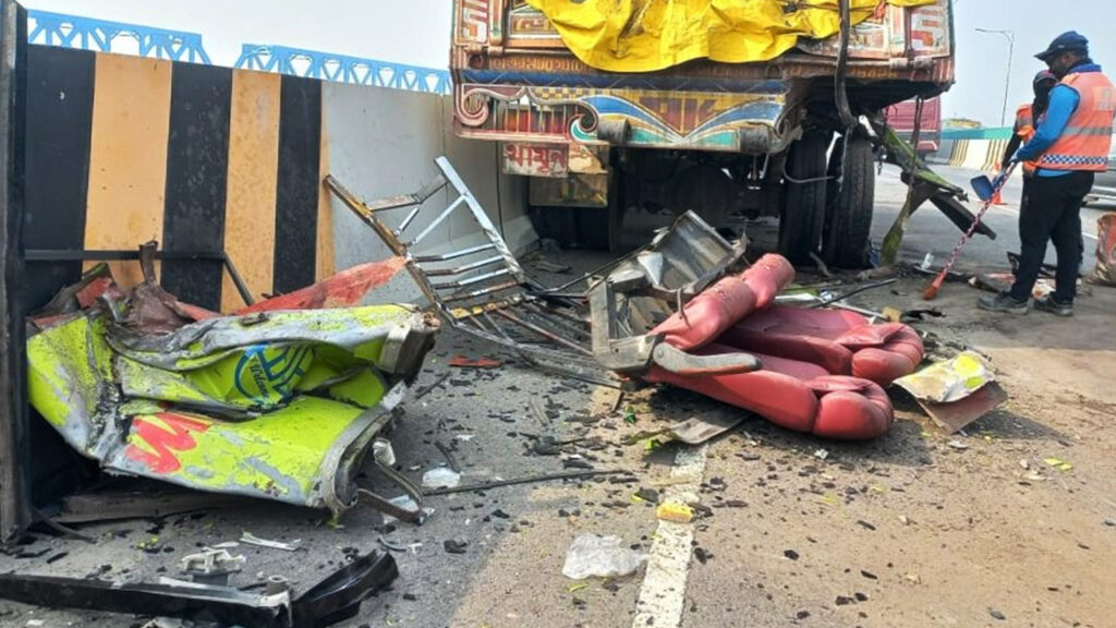 মাদারীপুরে বাস-ট্রাক সংঘর্ষে নিহত ৩, আহত ১৫