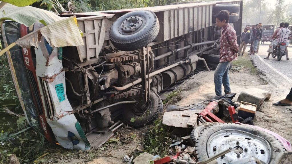 লালমনিরহাটে বাসের ধাক্কায় অটোরিকশার এক যাত্রী নিহত, আহত ৩