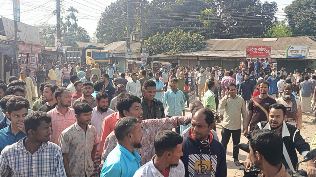 সারের দাবিতে লালমনিরহাটে ফের মহাসড়ক অবরোধ