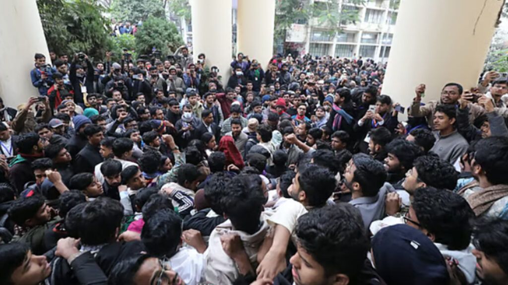 জকসু নির্বাচন স্থগিতের খবরে বিক্ষোভ, ভিসি অবরুদ্ধ