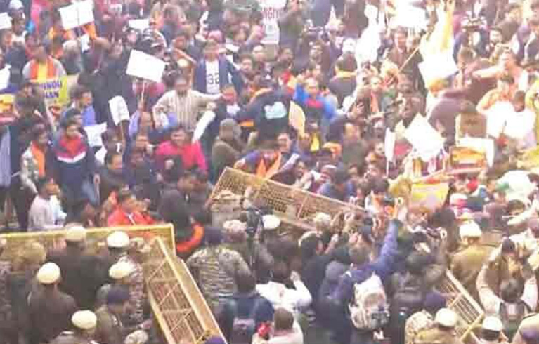 দিল্লিতে বাংলাদেশ হাইকমিশনের সামনে বিক্ষোভ