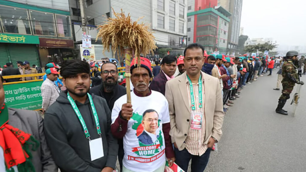 তারেক রহমানকে স্বাগত জানাতে সড়কের পাশে বিপুলসংখ্যক নেতাকর্মী