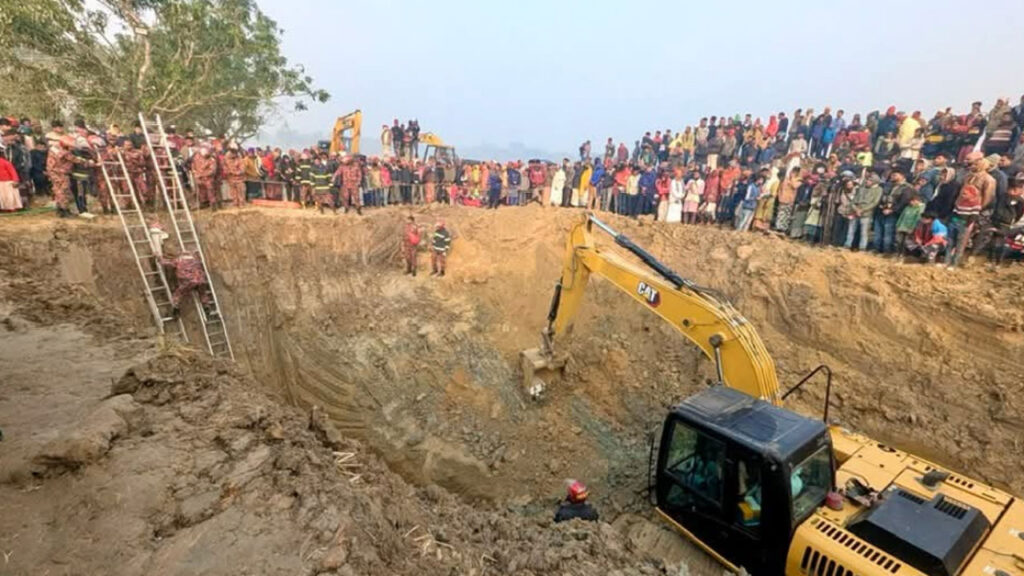 ২০ ঘণ্টা পার হলেও উদ্ধার হয়নি শিশুটি, চলছে সুড়ঙ্গ খোঁড়ার কাজ