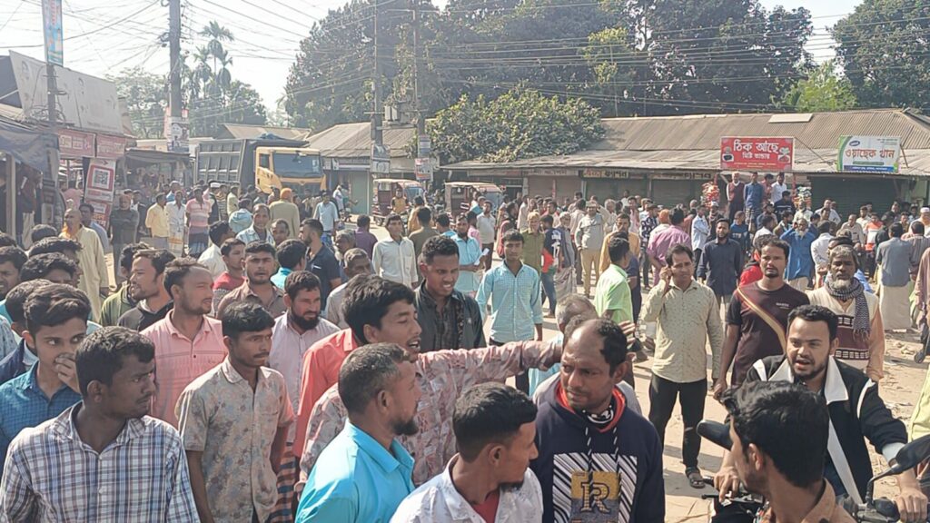 সারের দাবিতে ফের কৃষকদের লালমনিরহাট-বুড়িমারী মহাসড়ক অবরোধ