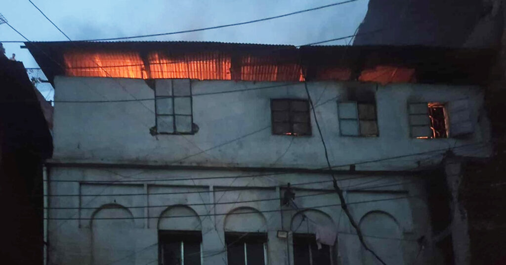 চকবাজারের আগুন দেড় ঘণ্টা পর নিয়ন্ত্রণে