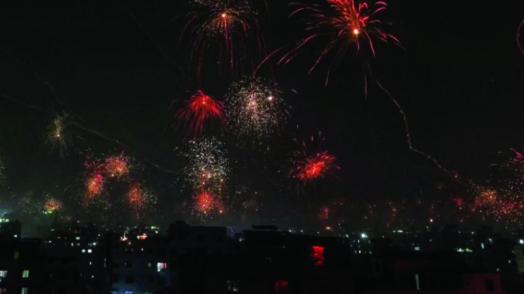 নিষেধাজ্ঞা উপেক্ষা করে রাজধানীতে আতশবাজির ঝলকানিতে ইংরেজি নববর্ষকে বরণ