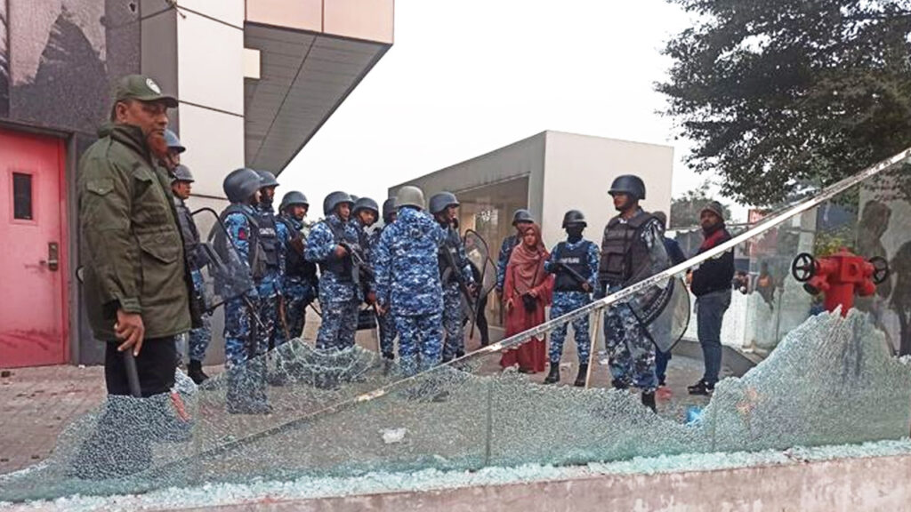 বিটিআরসিতে মোবাইল ফোন ব্যবসায়ীদের হামলা-ভাঙচুর