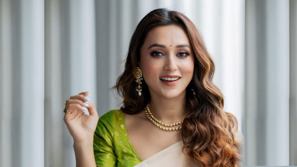 নতুন লুকে সুখবর দিলেন অভিনেত্রী মিমি