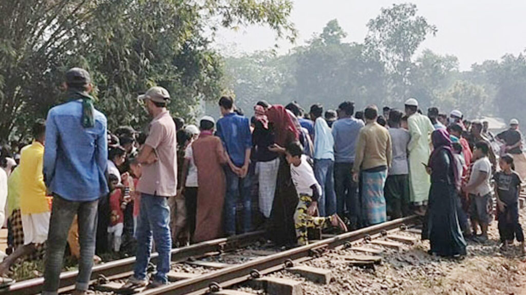 ট্রেনের নিচে দুই সন্তানসহ ঝাঁপ দিলেন মা, ৩ মরদেহ উদ্ধার