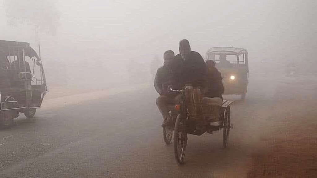 কনকনে ঠান্ডা ও ঘন কুয়াশায় দিনাজপুরে জনজীবন বিপর্যস্ত, তাপমাত্রা নেমেছে ৯ ডিগ্রিতে