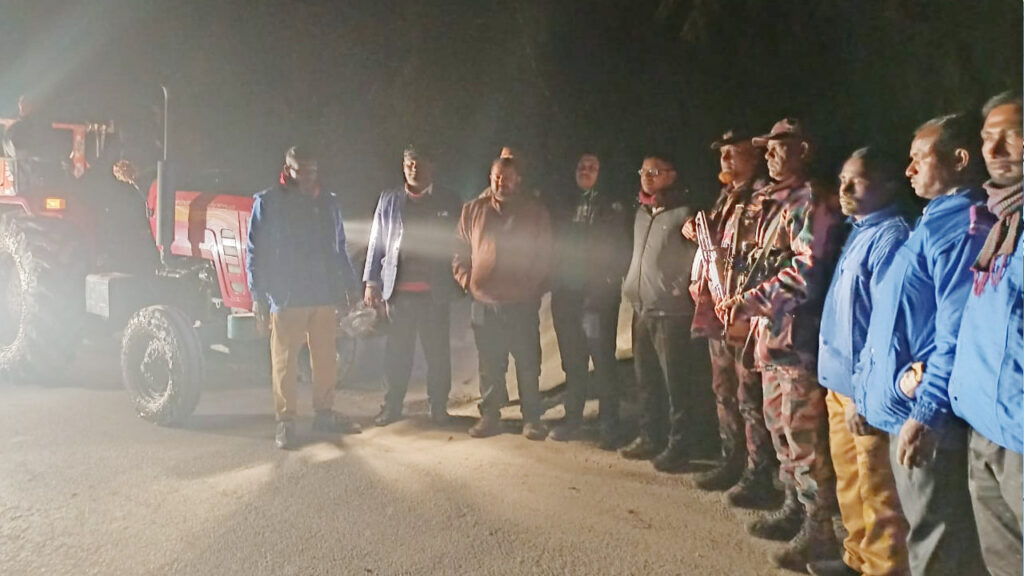 তেঁতুলিয়ায় অবৈধ ড্রেজার মেশিনে বালু-পাথর উত্তোলন, অভিযান চালিয়ে মালামাল জব্দ