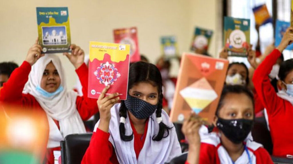 বছরের প্রথম দিনে নতুন বইয়ে উচ্ছ্বাস প্রাথমিকের শিশুদের