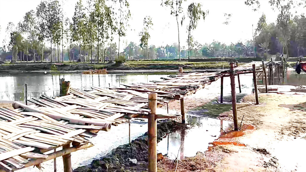 ৪০ বছরেও সেতু নেই, বাঁশের সাঁকোয় ঝুঁকিপূর্ণ পারাপার