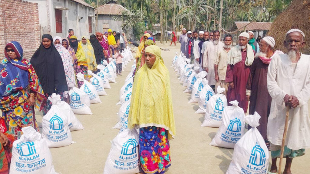 নাগেশ্বরীতে রমজানের খাদ্য সামগ্রী পেল শতাধিক দরিদ্র পরিবার