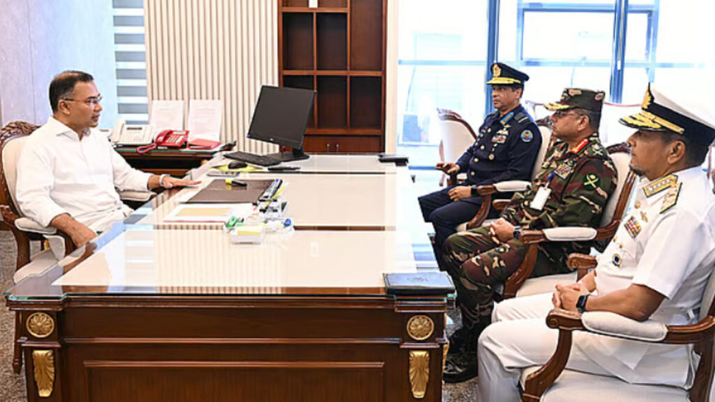 প্রধানমন্ত্রীর সঙ্গে তিন বাহিনী প্রধানের সাক্ষাৎ