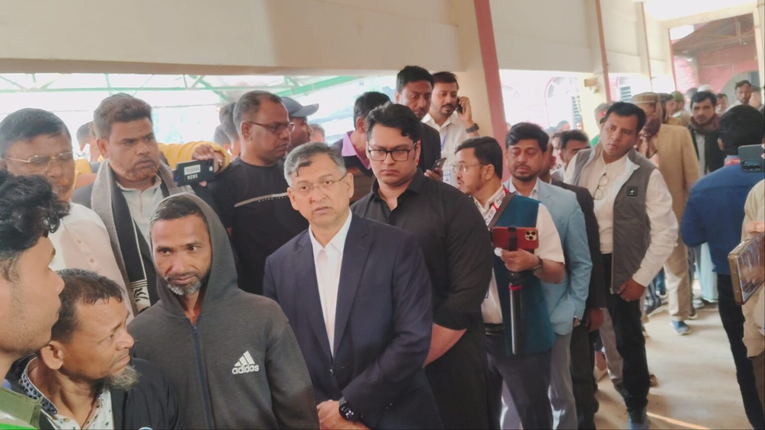 সাধারণ ভোটারদের সঙ্গে লাইনে দাঁড়িয়ে ভোট দিলেন সালাহউদ্দিন আহমদ