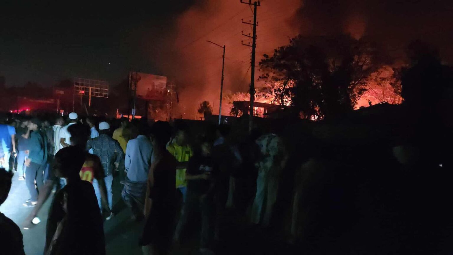 কক্সবাজারে এলপিজি গ্যাস পাম্পে ভয়াবহ অগ্নিকাণ্ড, নিয়ন্ত্রণে ৭ ইউনিট