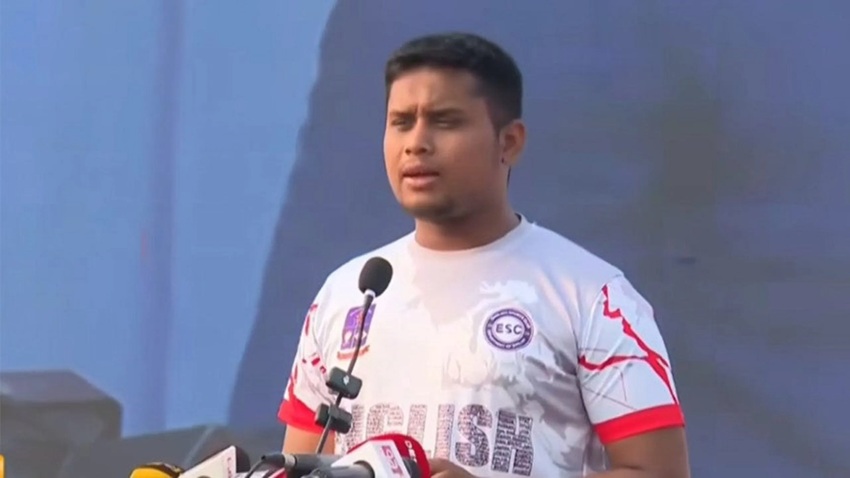 দেবীদ্বারে অগ্নিকাণ্ডে ক্ষতিগ্রস্ত পরিবারের পাশে মধ্যরাতে হাসনাত আব্দুল্লাহ