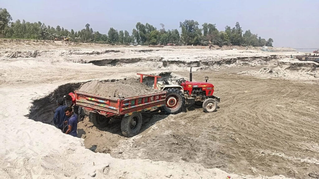 ব্রহ্মপুত্র নদের তীর কেটে রমরমা মাটির ব্যবসা