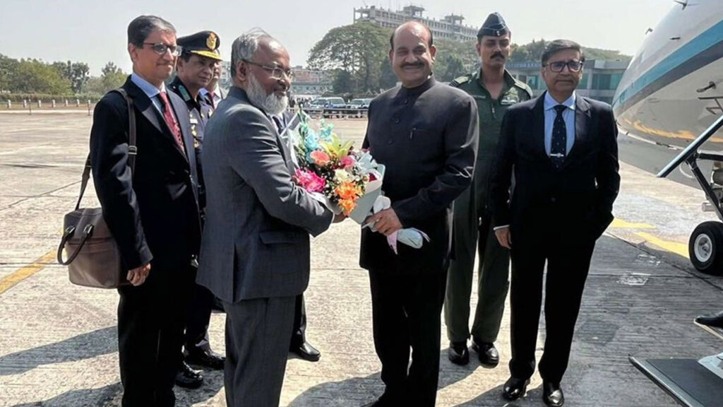মন্ত্রিপরিষদের শপথে যোগ দিতে ঢাকায় ভারতের লোকসভার স্পিকার ও পররাষ্ট্র সচিব