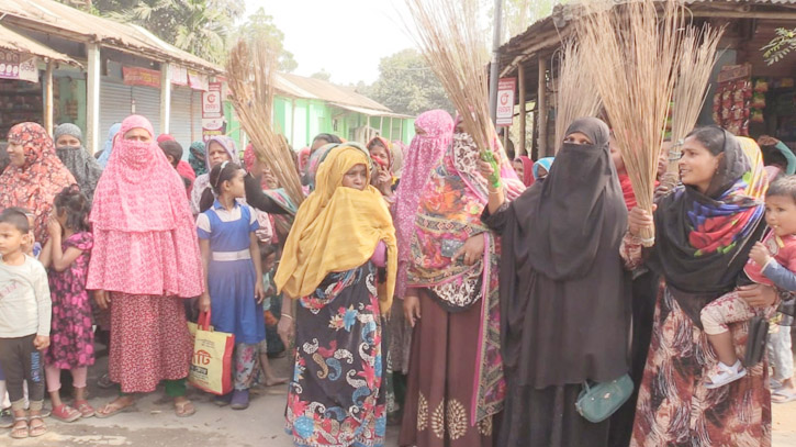 লালমনিরহাট-২ আসনে বিএনপি প্রার্থীর বিরুদ্ধে ঝাড়ু মিছিল